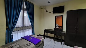 Standard Twin Room | Bed sheets - Hotel Pattimura powered by Cocotel (Kota Semarang)