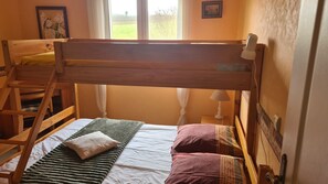 2 habitaciones, tabla de planchar con plancha, wifi y ropa de cama 