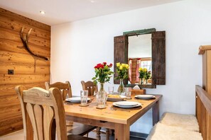 Dining - Ski in & out Apartment im Chalet Marmo auf Furi (Zermatt)