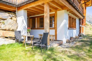 Outdoor dining - Ski in & out Apartment im Chalet Marmo auf Furi (Zermatt)