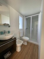 Premium-húsvagn | Baðherbergi | Sturta, snyrtivörur án endurgjalds, hárblásari, sápa