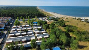 Eine Küstenlandschaft mit Mobilheimen und Strand.