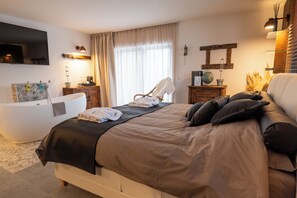 Superior-Doppelzimmer, Badewanne, Poolblick | Verdunkelungsvorhänge, schallisolierte Zimmer, kostenloses WLAN