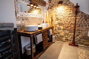 Superior-Doppelzimmer, Badewanne, Poolblick | Badezimmer