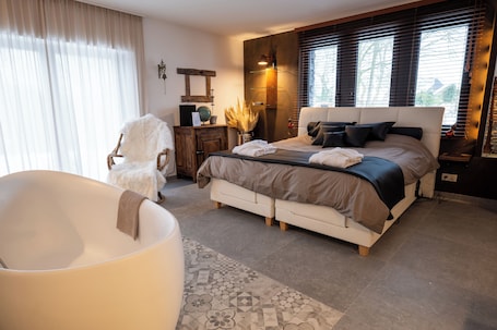 Superior Double Room, Bathtub, Pool View. les jardins de la ferme