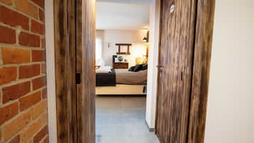 Superior tweepersoonskamer, bad, uitzicht op zwembad | Interieur