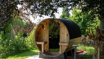Sauna, hot tub
