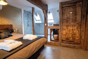 Un dormitorio moderno con una cama grande, un armario de madera y un tragaluz.