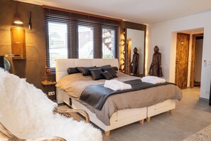 Superior-Doppelzimmer, Badewanne, Poolblick | Verdunkelungsvorhänge, schallisolierte Zimmer, kostenloses WLAN