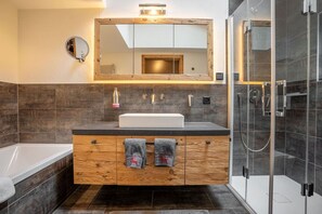 Hair dryer, towels - Akelei Penthouse by HomeFlow Zermatt (Zermatt)