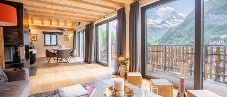 Una televisión, una chimenea, videojuegos, un reproductor estéreo