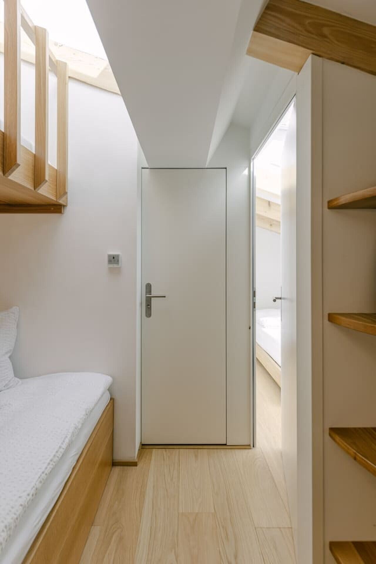 Skrivebord, strykejern/-brett, wi-fi og sengetøy