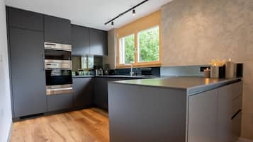 Jääkaappi, uuni, liesi, astianpesukone