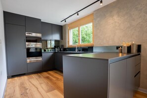 Frigorifero, forno, piano cottura, lavastoviglie