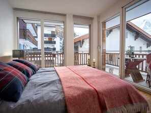 Schreibtisch, Reisekinderbett, WLAN, Bettwäsche