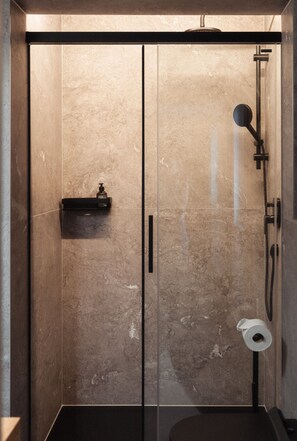 Haartrockner, Bademäntel, Handtücher, Toilettenpapier