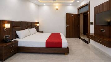 Familie-enkeltrom, balkong, byutsikt | Skrivebord, skrivebord for bærbar PC og wi-fi (inkludert)