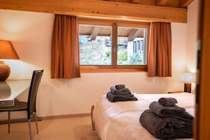 3 habitaciones, escritorio, wifi y ropa de cama 