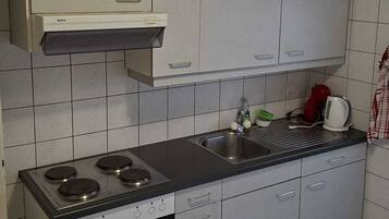 Réfrigérateur, four, plaque de cuisson, bouilloire électrique