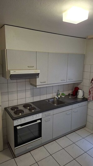 Refrigerador, horno, parrilla de estufa y tetera eléctrica 