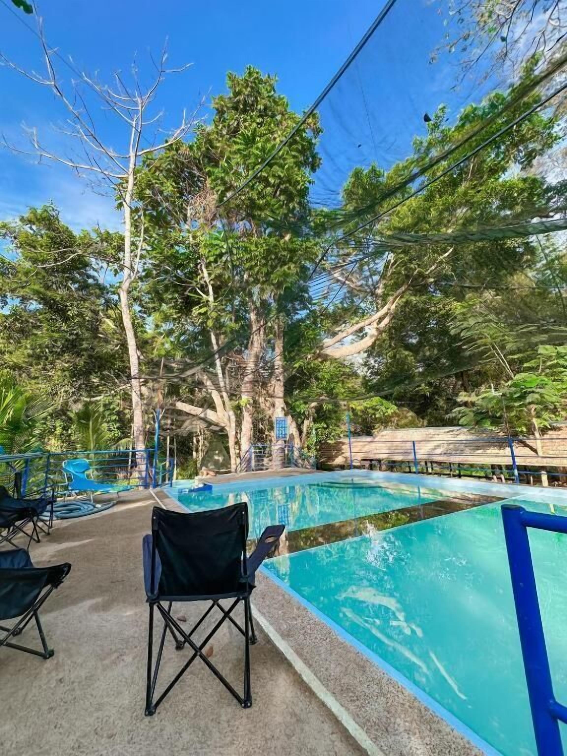 Standardferiehus - udsigt til pool | Pool | 2 udendørs pools, hytter (tillægsgebyr), liggestole