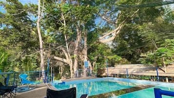 Standardferiehus - udsigt til pool | Pool | 2 udendørs pools, hytter (tillægsgebyr), liggestole