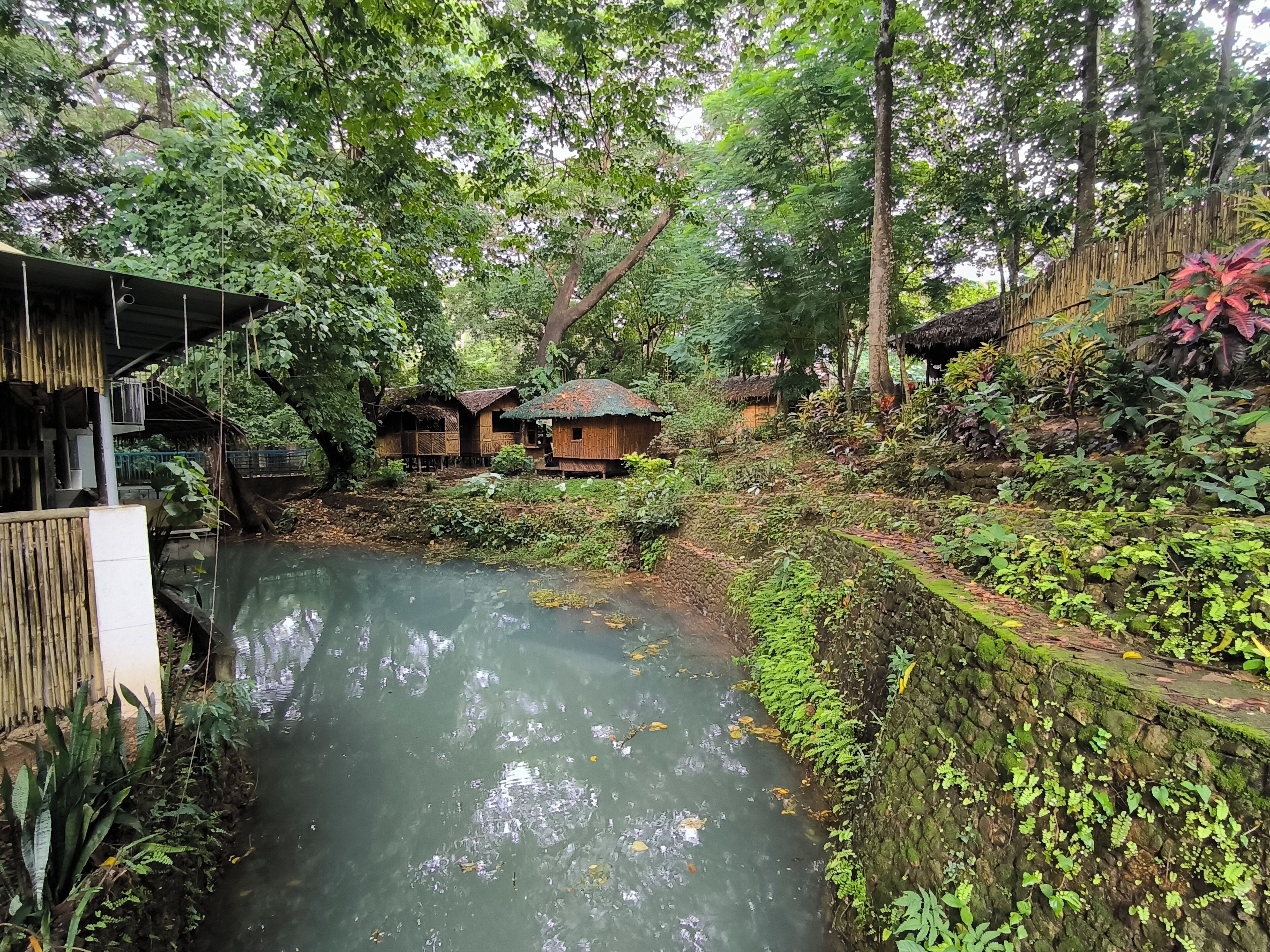 Standardferiehus - udsigt til pool | Overnatningsstedets område