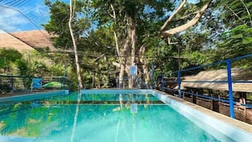 2 hồ bơi ngoài trời, mở cửa từ 9:00 đến 21:00, lều (phụ phí)