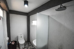 Shower, towels, toilet paper - El Bosque Resort (Coron)