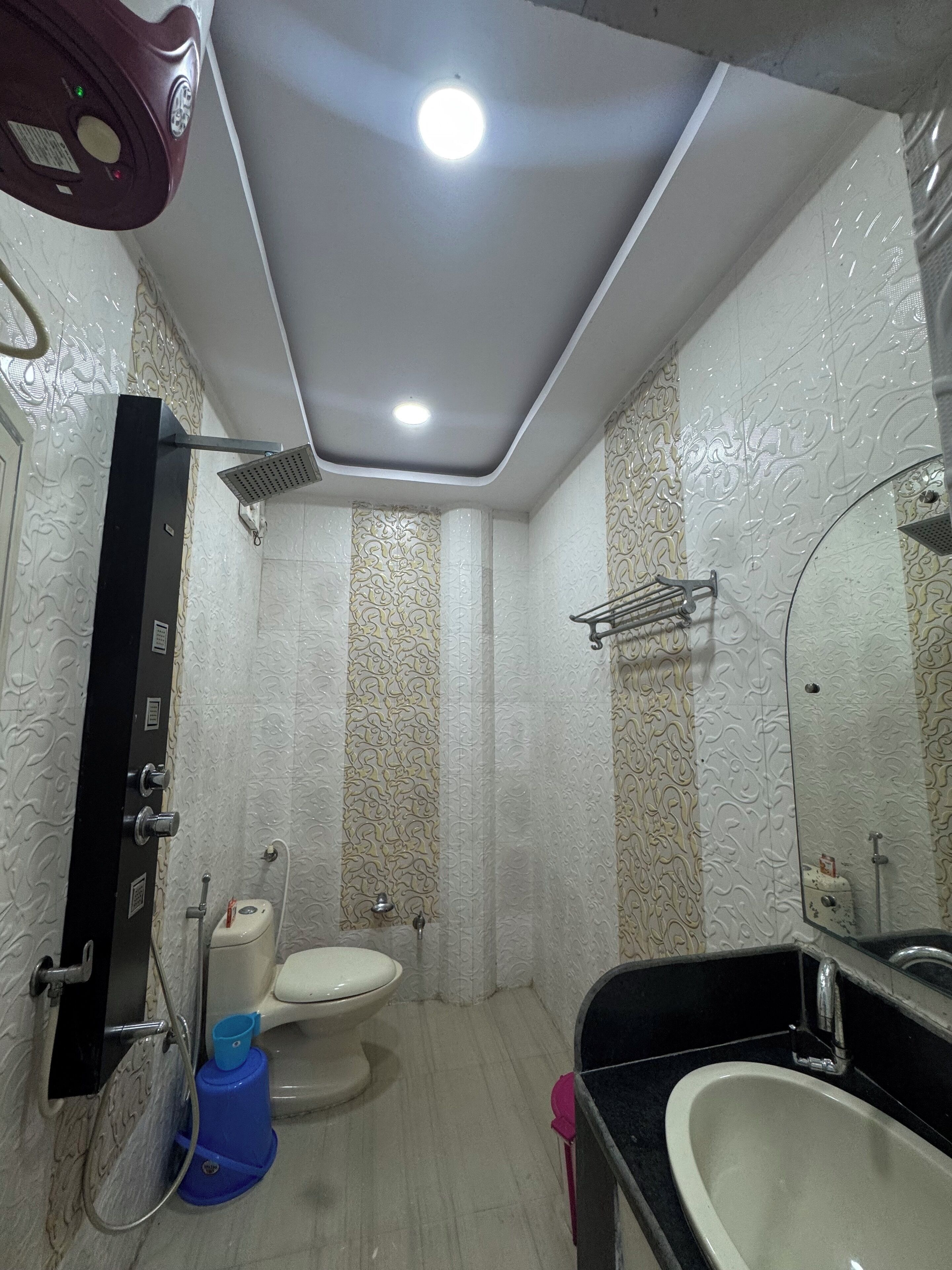 Un baño con inodoro, lavamanos y ducha.