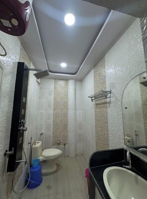 Phòng Deluxe | Phòng tắm | Buồng tắm vòi sen, đồ dùng nhà tắm miễn phí, khăn tắm, xà phòng 