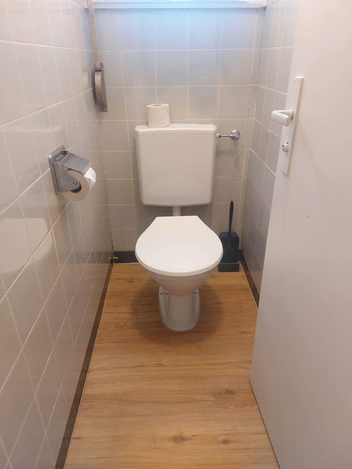 Ducha, secador de pelo, toallas, jabón