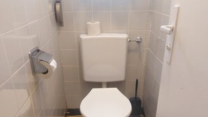 Dusch, hårtork, handdukar och tvål