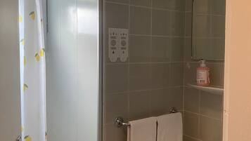 Doccia, asciugacapelli, asciugamani, sapone