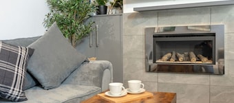 Two-bedroom home with games, fireplace and fast Wi-Fi