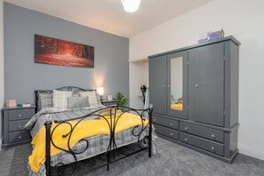 Bureau, fer et planche à repasser, Wi-Fi, draps fournis