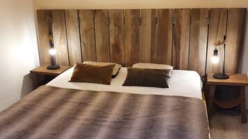 Tabla de planchar con plancha, wifi y ropa de cama