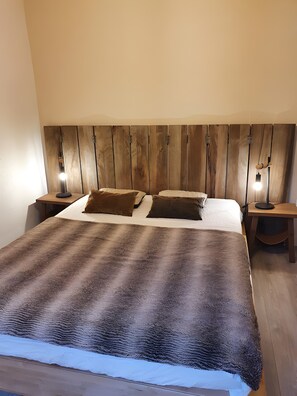 Tabla de planchar con plancha, wifi y ropa de cama 