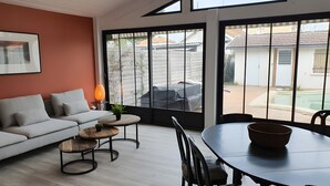 Un saló modern amb un sofà, una taula de centre i una taula de menjador.