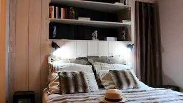 Tabla de planchar con plancha, wifi y ropa de cama