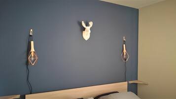 Tabla de planchar con plancha, wifi y ropa de cama