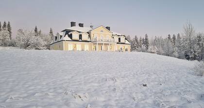 Unique Villa Grøndalen Gård with 5 bathrooms, only 15 minutes from Trysil ski center.