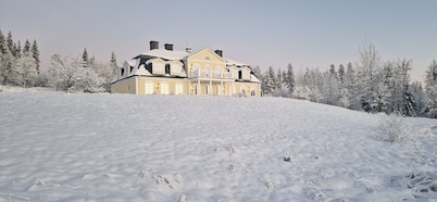 Unique Villa Grøndalen Gård with 5 bathrooms, only 15 minutes from Trysil ski center.