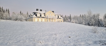 Unique Villa Grøndalen Gård with 5 bathrooms, only 15 minutes from Trysil ski center.