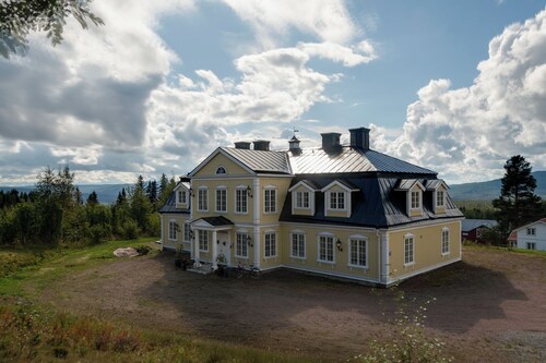 Unique Villa Grøndalen Gård with 5 bathrooms, only 15 minutes from Trysil ski center.