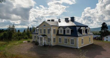 Unique Villa Grøndalen Gård with 5 bathrooms, only 15 minutes from Trysil ski center.
