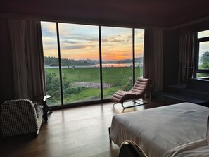 Suíte superior, vista para o lago | Cortinas blackout, ferros/tábuas de passar roupa, Wi-Fi de cortesia