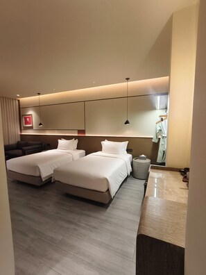 Quarto duplo básico, vista para o pátio | Cortinas blackout, ferros/tábuas de passar roupa, Wi-Fi de cortesia