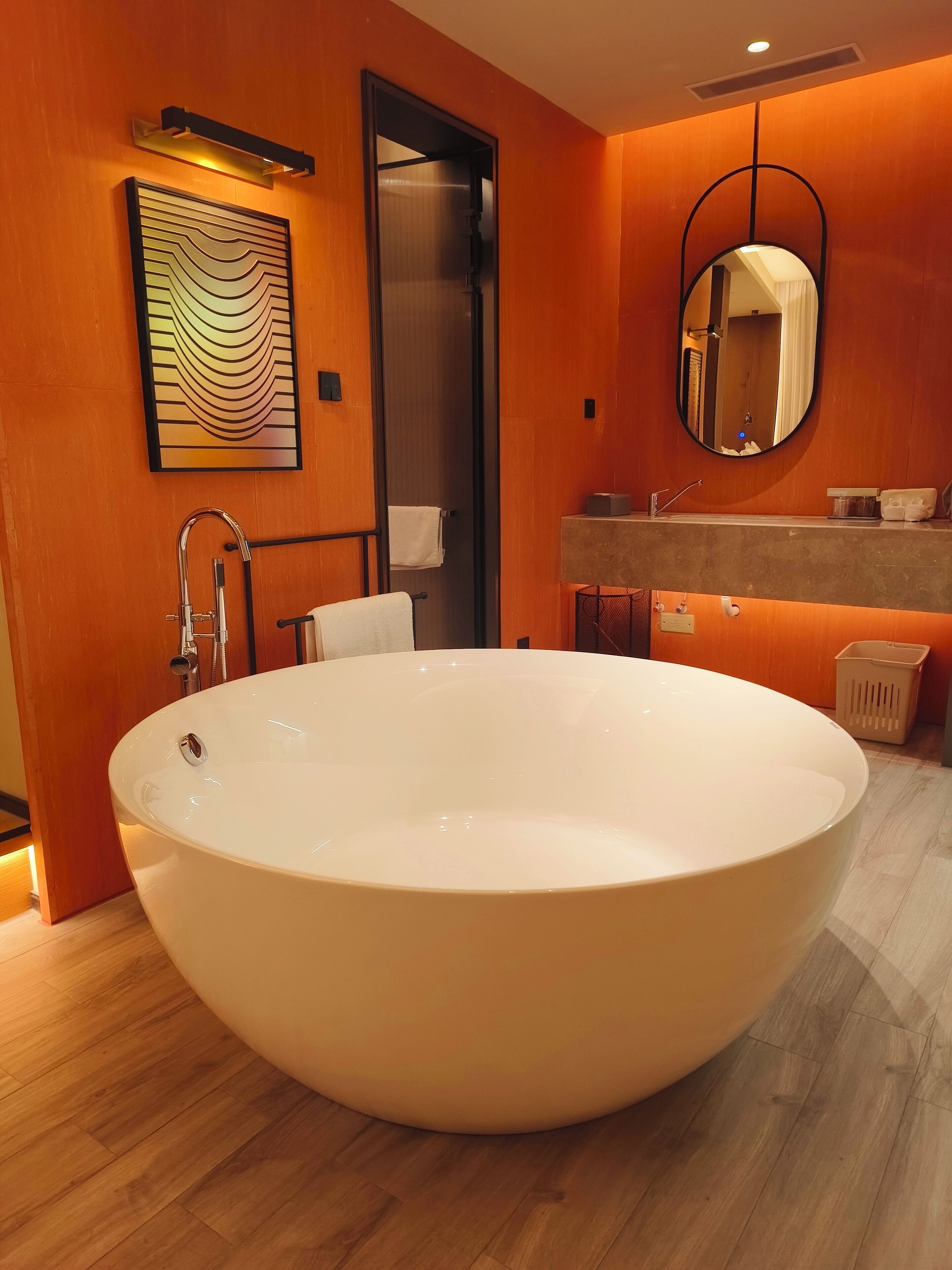 Sèche-cheveux, chaussons, serviettes fournies, savon