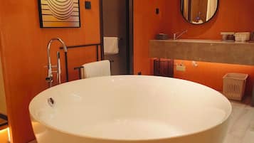 Sèche-cheveux, chaussons, serviettes fournies, savon